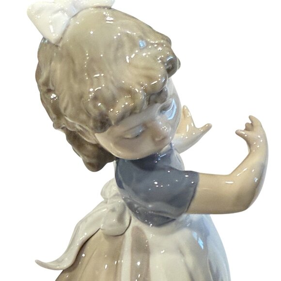 Lladro Figurine Summer on the Farm 5285 Girl at Water Pump with Ducks & Basket - Picture 11 of 16